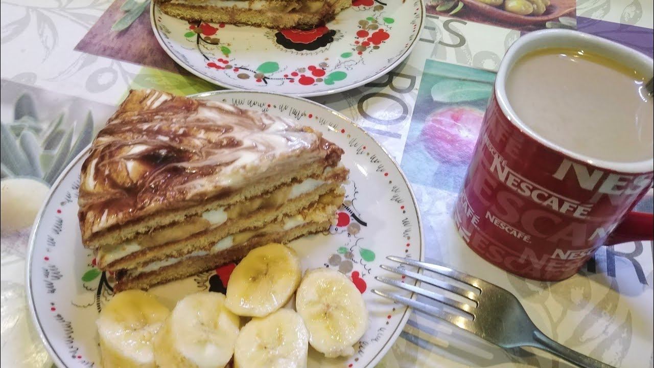 Торт из готовых коржей. Сметанный крем со сгущёнкой и шоколадной глазурью.