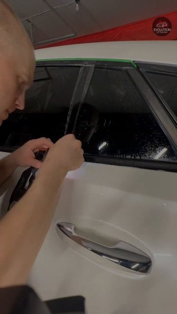 Оклейка чёрных глянцевых стоек на Mersedes Gle 400d полиуретановой плёнкой. Evolution Detailing