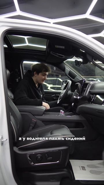 В этот раз разберем плюшки RAM 1500 Limited в комплектации Night Edition