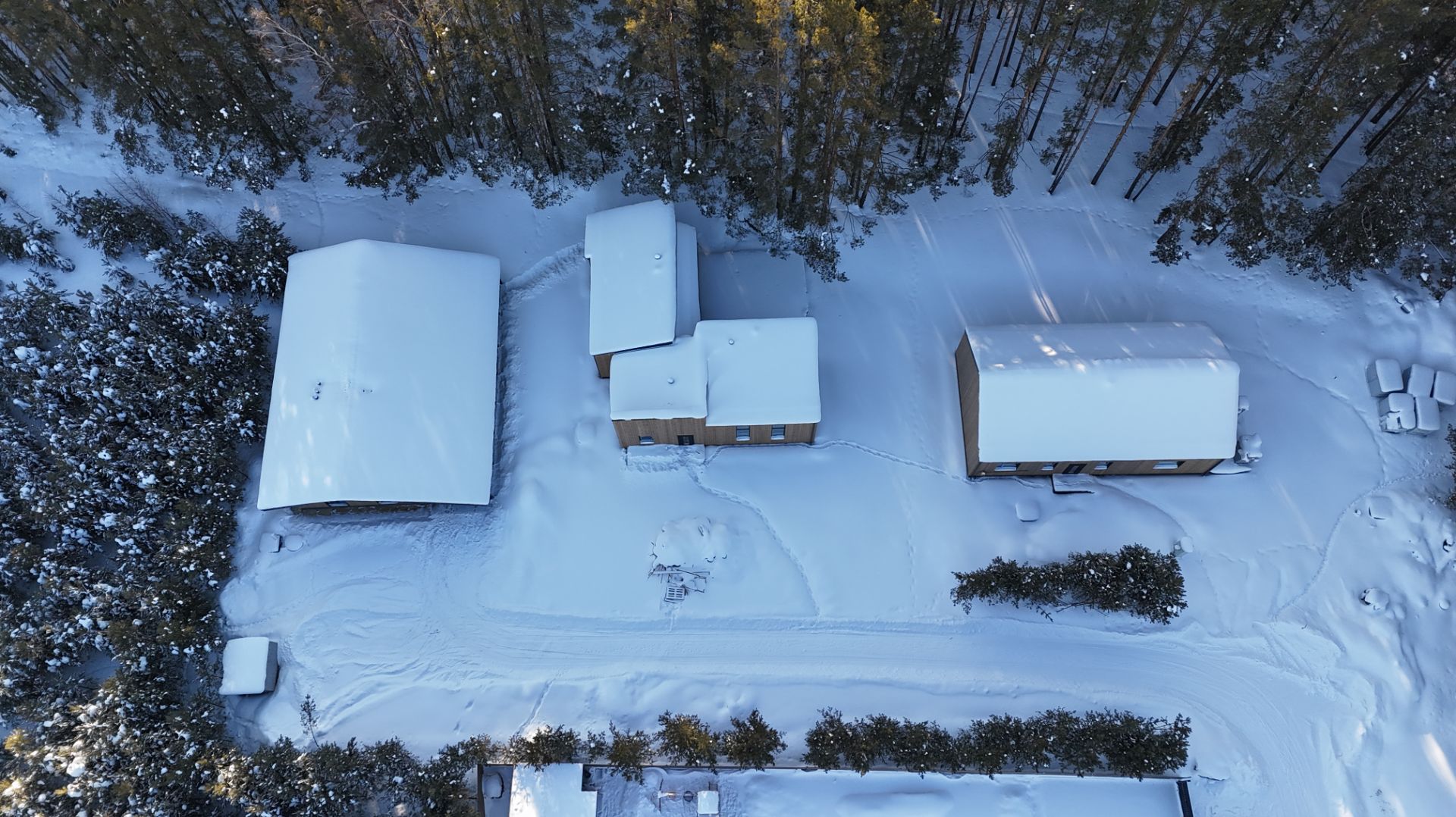 В продаже 3 прекрасных дома в тупике и с выходом в сосновый лес. КП Iset Village.