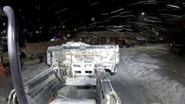 Hidromek 102b чистим улицы от снега
