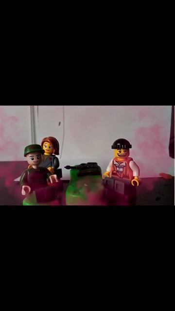 Лего-персонажи делают жест сердца руками в школе