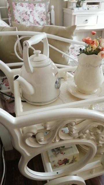 Изящная сервировочная тележка