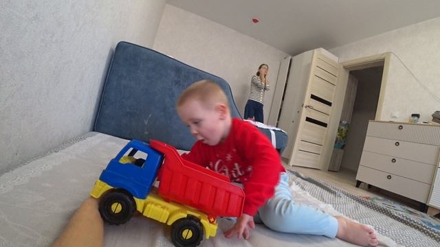 Платон дома играет на больничном