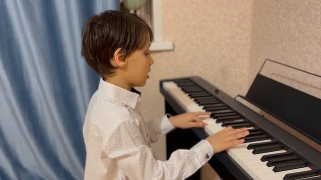 Давид,8 лет играет Л .Шитте : Этюд