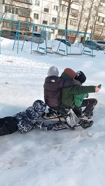 зимние забавы на ледяной горке