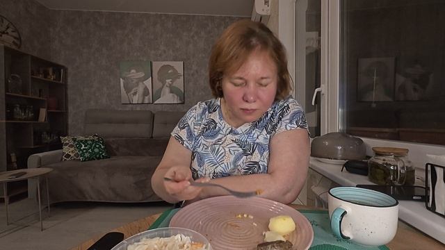 Ужинаю на камеру и болтаю