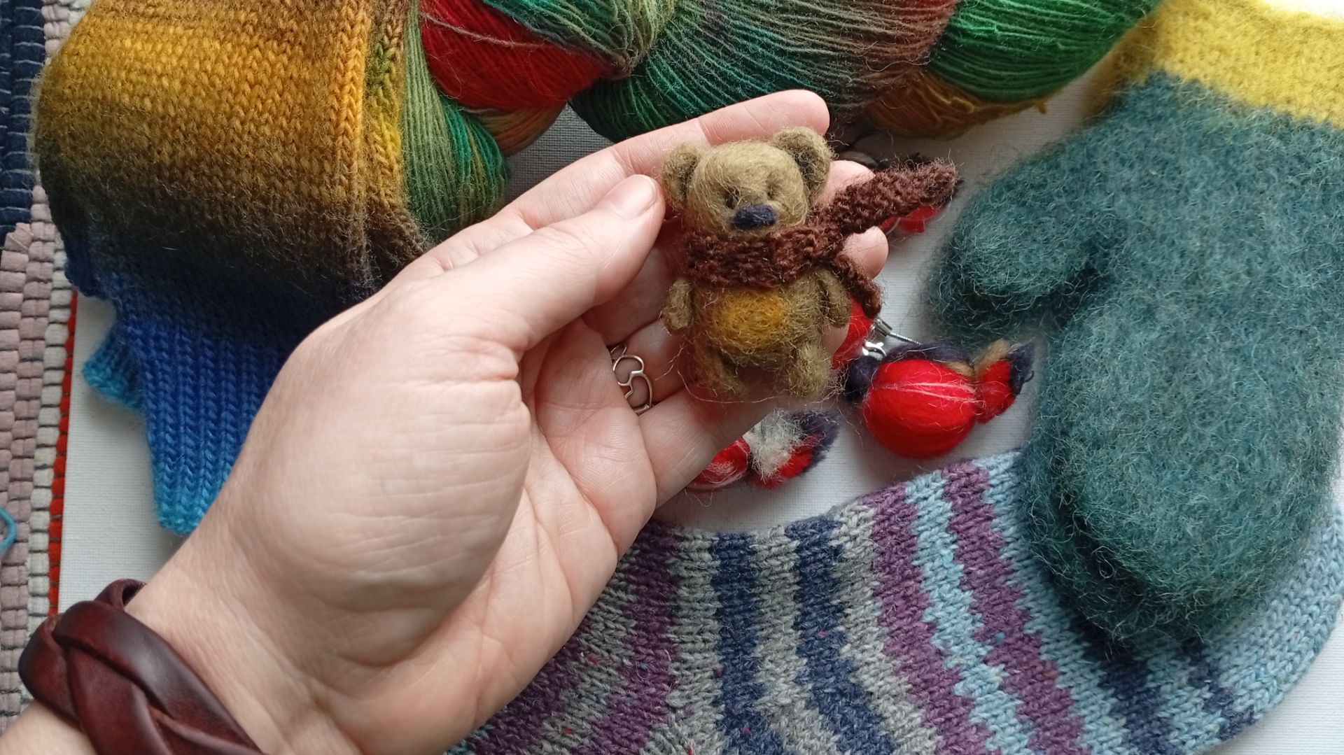 Теплый-теплый, шерстяной-шерстяной, цветной-цветной влог 2 серия #вязовлог #handmade #валяние #knit