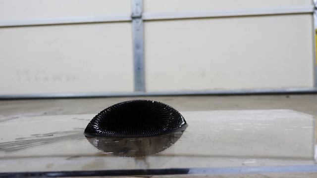 Визуальный шок феррожидкость под влиянием сверхпроводника