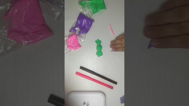 Лепим конфетку из пластилина