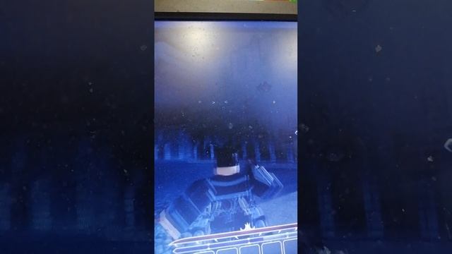 играю в атаку титанов в роблоксе