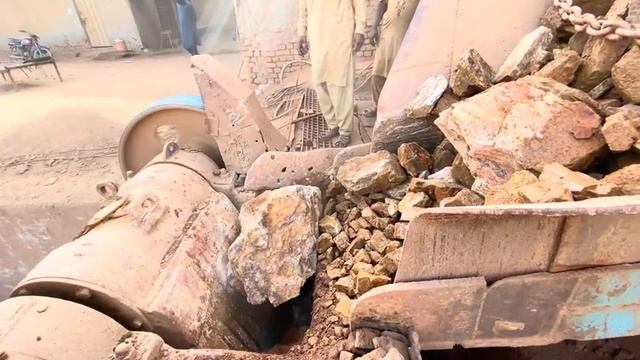 Камнедробильная машина: Гигант в действии “Сила камня: Машина в действии....