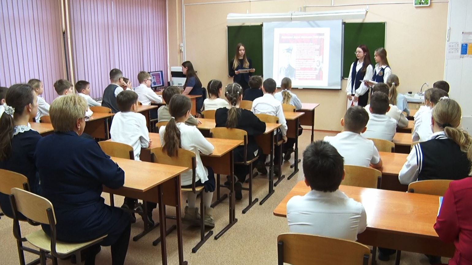 Чтобы росли патриотами: старшеклассники 1 Лицея проводят уроки о героях для младших школьников