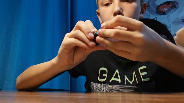 я показываю, как сделать из. кружочка пластилина большого. человечка!