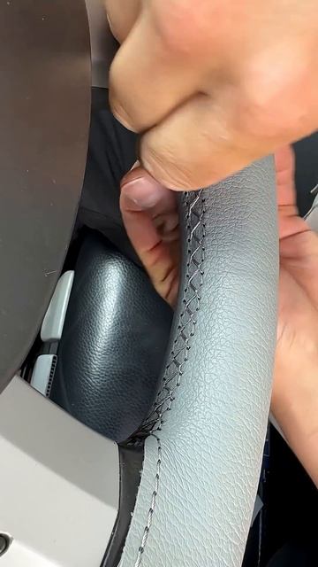 Шьет руль на фуре MAN TGX.