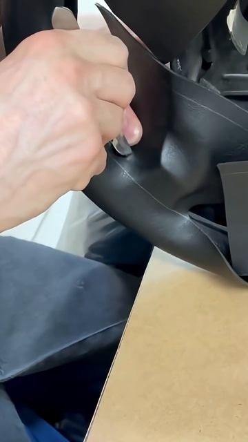 Обрезаем лишний материал.