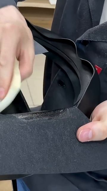 Приклеиваем заготовку на руль и греем феном.