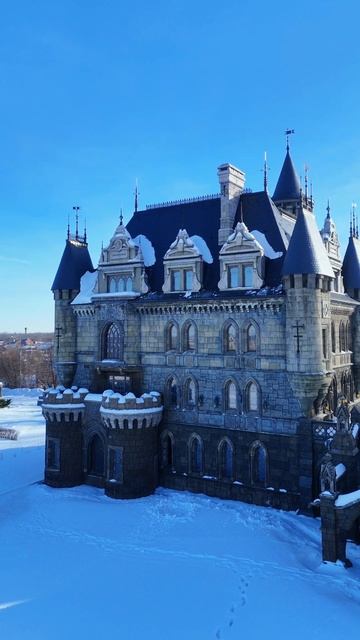 Замок Гарибальди зимой.