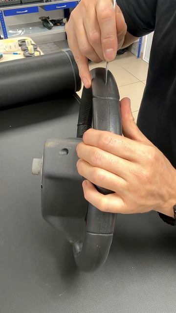 Снятие кожи с руля opel asrta sport. #кожаныйруль #накладканаруль #оплеткаруля