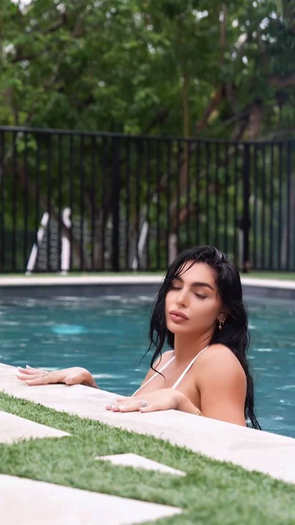 Красивая брюнетка в бассейне