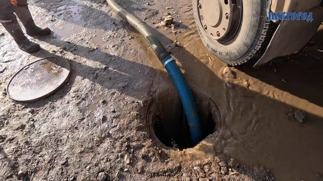 Специалисты продолжают устранять аварию на Хутынской улице, жителям подвозят воду