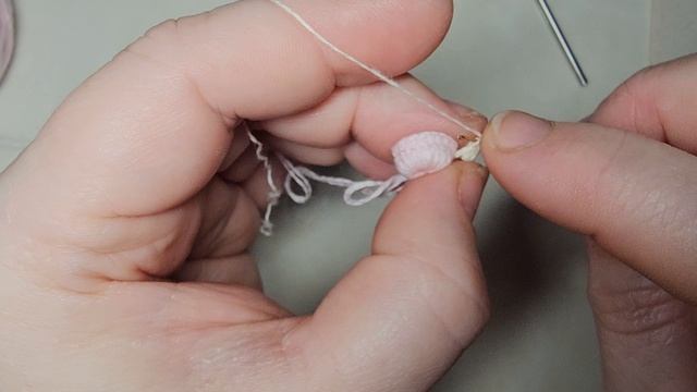 Серединка с тычинками  для цветка.
Элемент ирландского кружева.