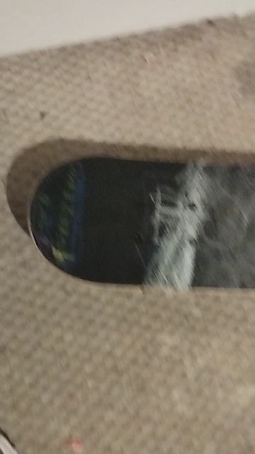 я снял видео про то как я катаюсь на скейте и обзор про него