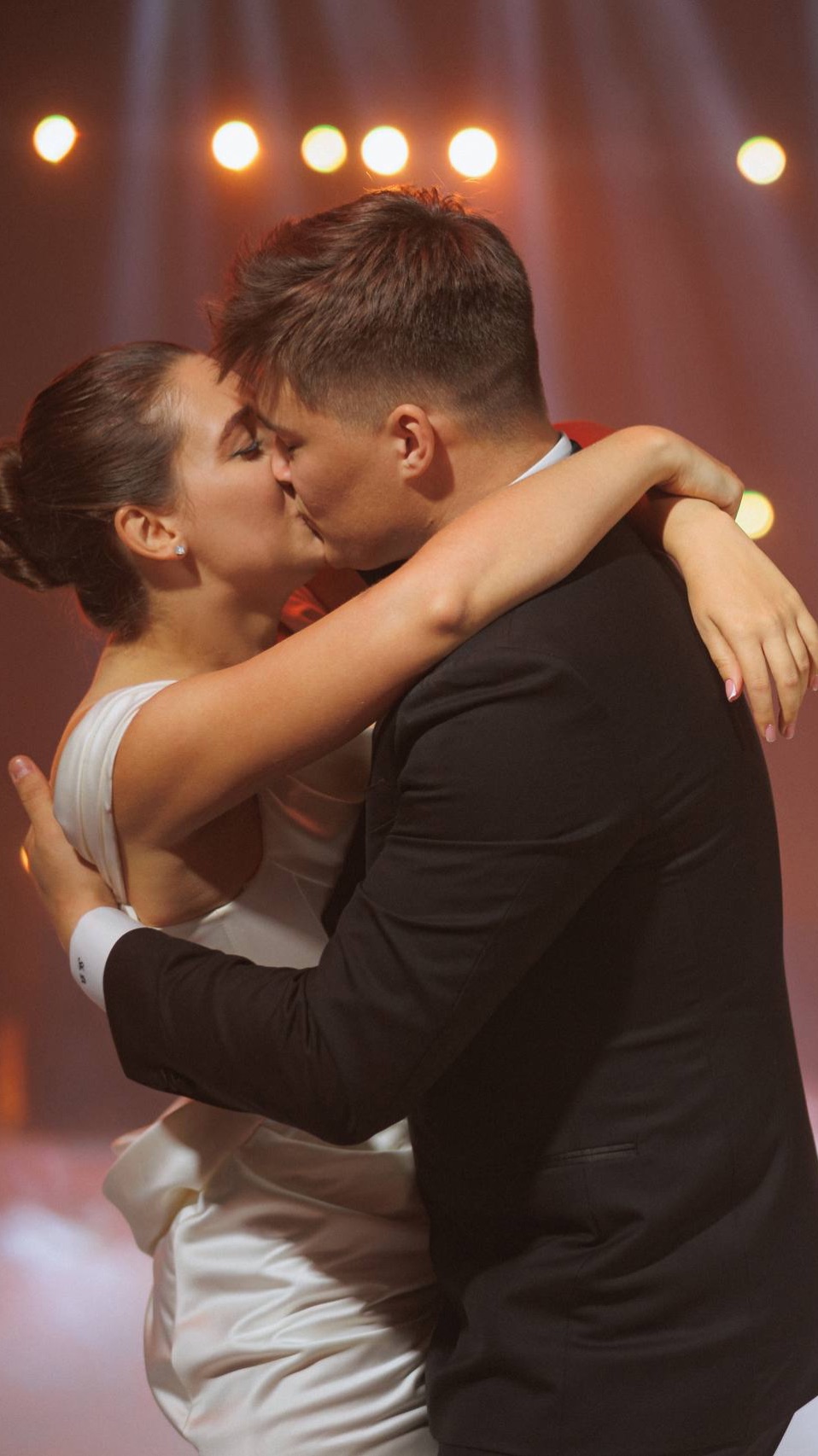 Мы как никто знаем, что такое любовь 🦢🤍  Если впереди ваш день — мы можем быть рядом 💌