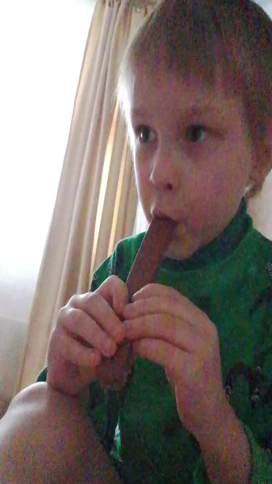 😀 кушаю твикс как Чупа чупс 5 минут