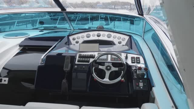Sealine S38 Sport Open — кабинет джентельмена