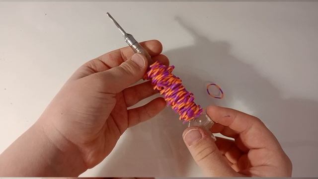 Делаем пушок на ручку из резиночек на крючке