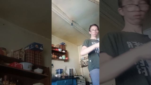 Вытирают посуду