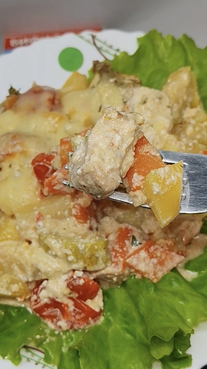 Куриная грудка с обощами в сливочном соусе, в духовке.