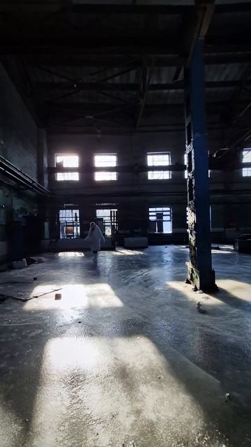 На коньках по заброшенному цеху