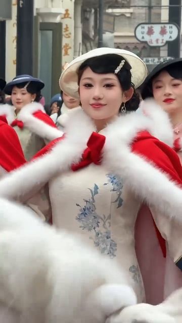 Ax-Gang-vs-Little-Auntie-just-came-out-to-watch