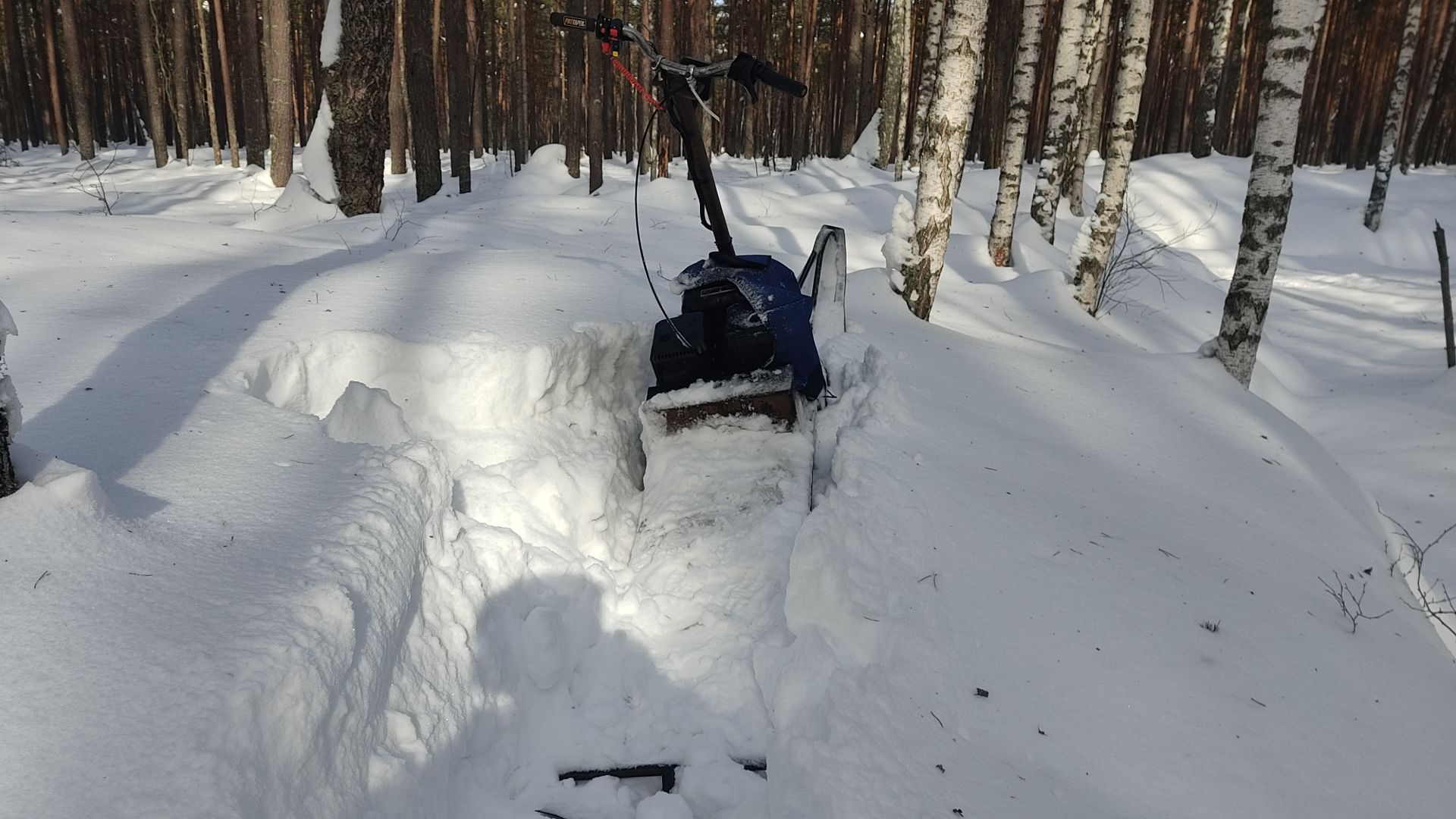 Поехал в болото на снегокате и застрял в мелиоративной канаве