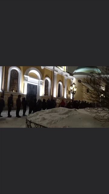 Очередь к Матронушке и вечером не уменьшается