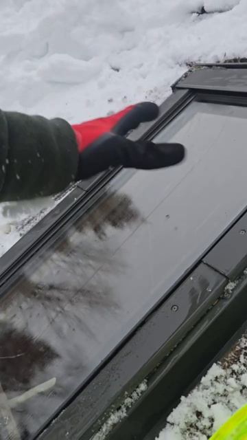 Почему текут мансардные окна зимой?