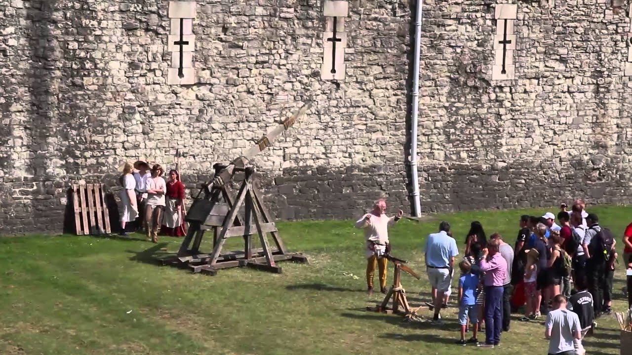London Tower Catapult Fire. Стрельба из катапульты. Лондон.