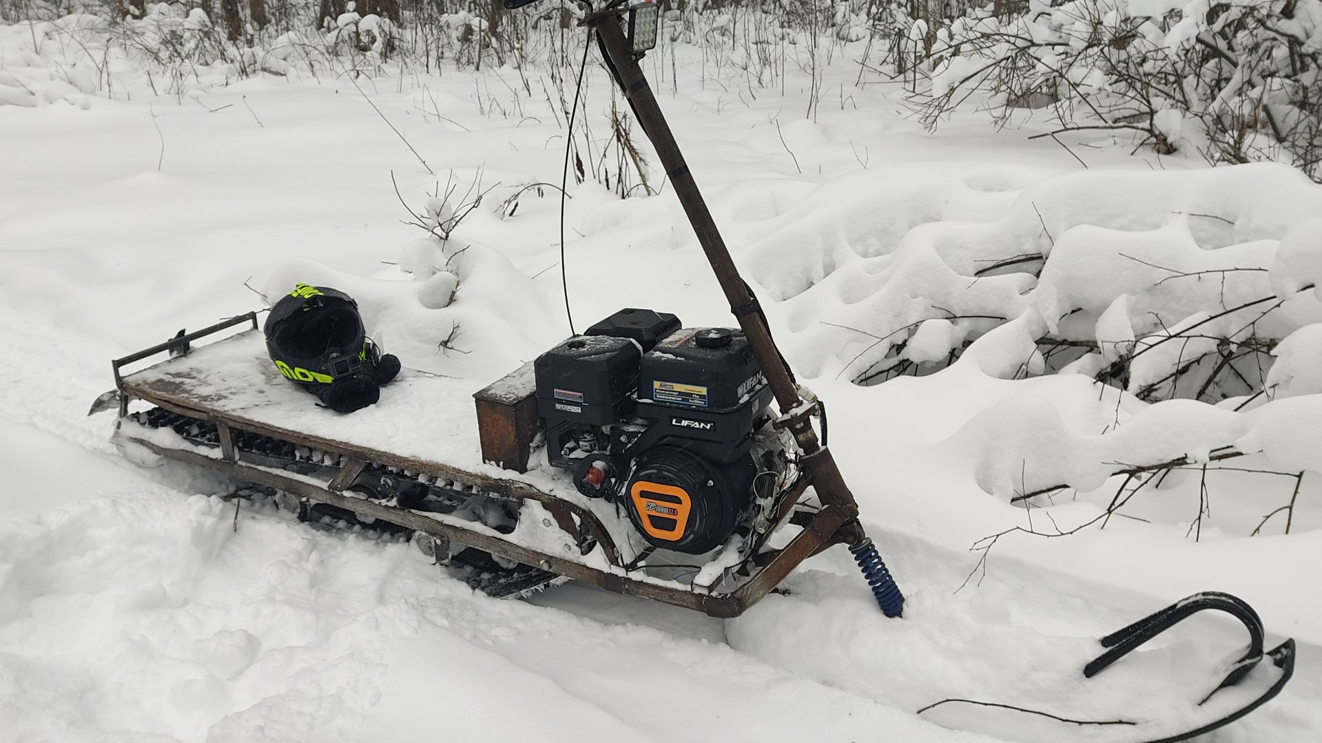 Прокатка дороги на снегоходе до реки