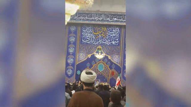 Иранцы приходят в мечети, чтобы почтить память погибшего верховного лидера Али Хаменеи