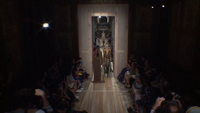 Показ женской коллекции Valentino осень-зима 2016-2017