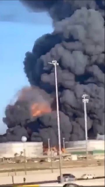 Иран нанёс удар дронами по крупнейшему НПЗ Саудовской Аравии