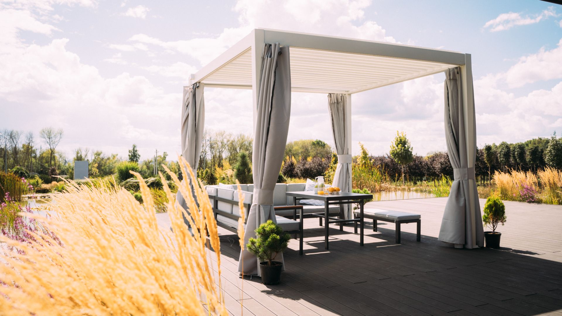 Умная пергола с мебелью и подсветкой – готовый комплект для идеального отдыха