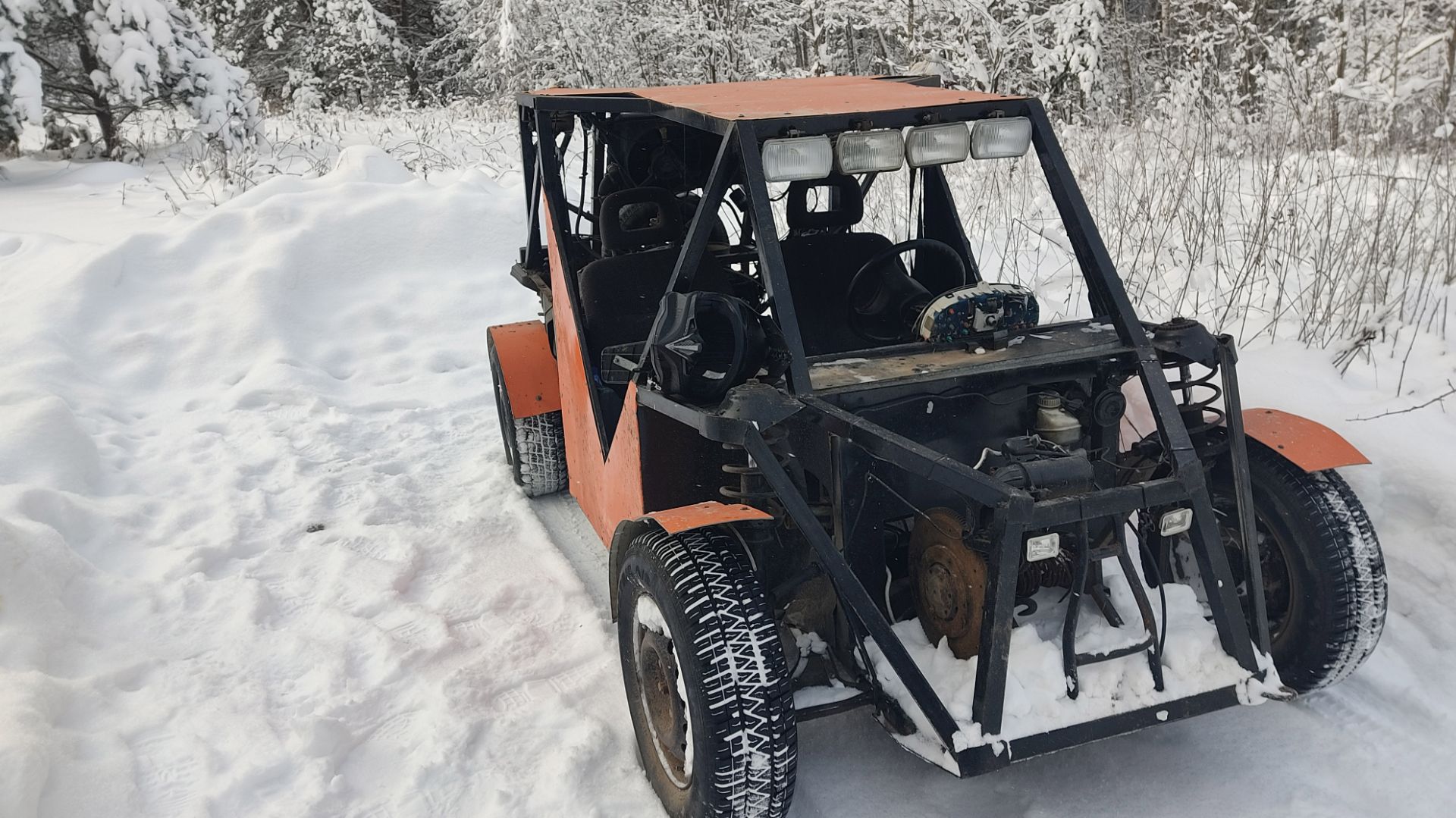 Вытвскиваем багги из гаража для покатушек