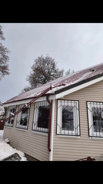 Не выдержали снегозадержатели 😱