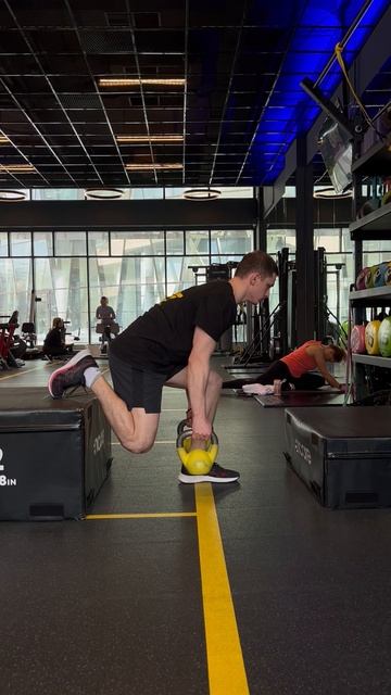 Запрыгивание на короб 1 ногой с опорой ноги на скамью со сбросом гирь