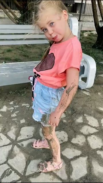 Это я в грязи и моя любимая сестра.