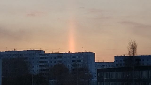 Уникальное солнечное явление, возникшее при заходе солнца.