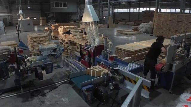 Один человек на шипорезной группе